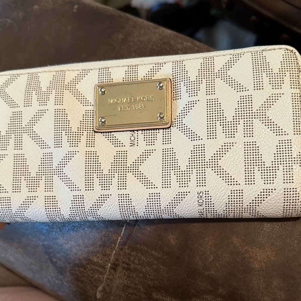 Michael Kors White Logo Wallet with Gold Plate